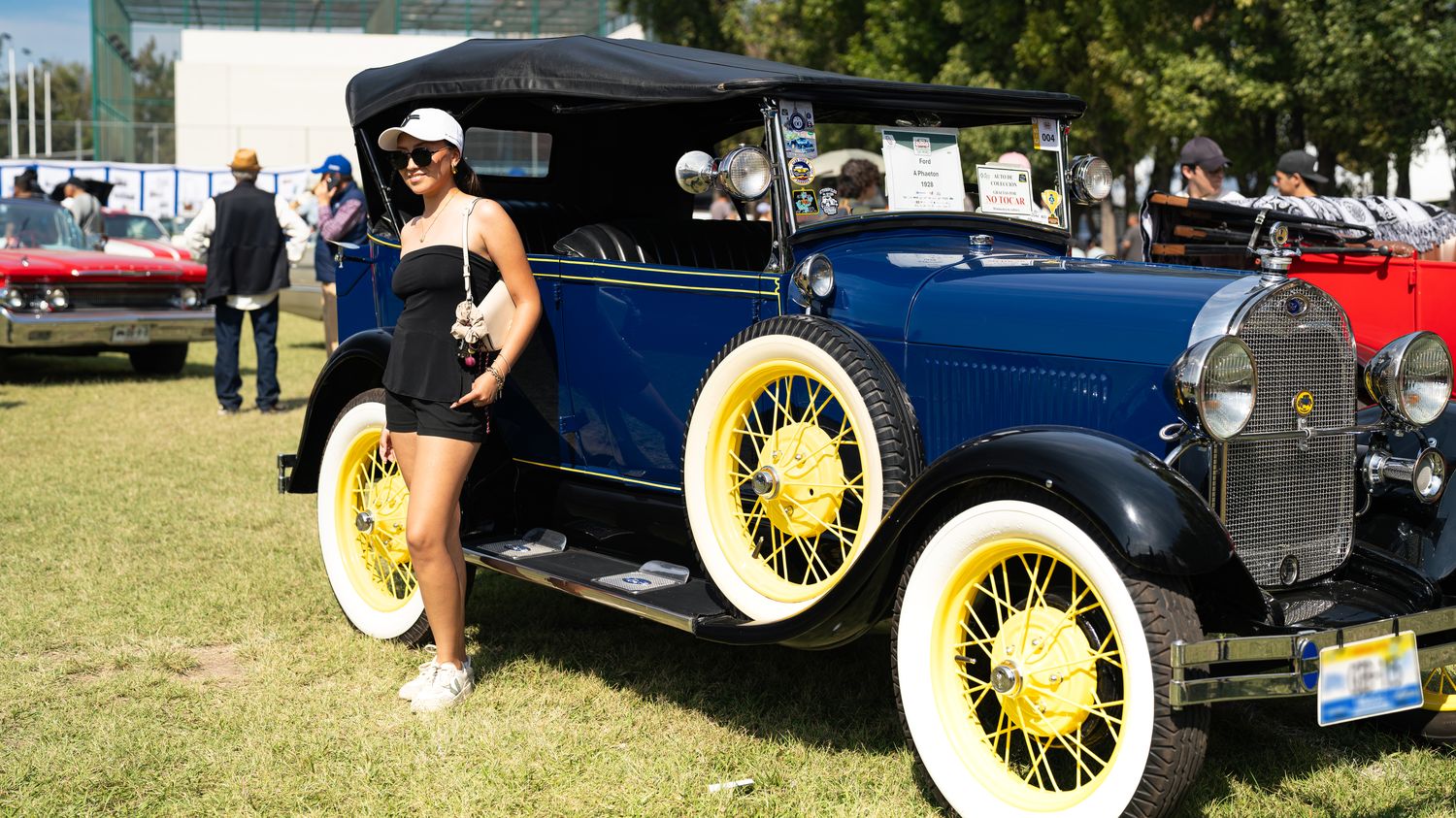 Ford clásico azul en exhibición en Gran Premio Histórico de la Ciudad de México