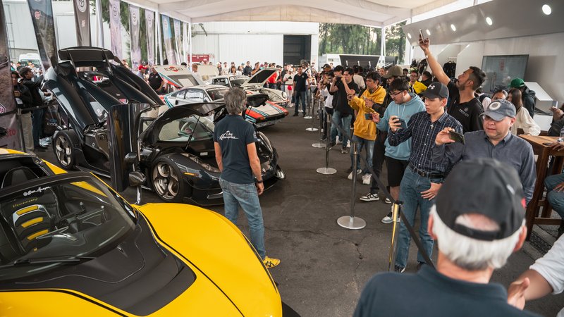 Exhibición estática de autos de colección en el paddock del Gran Premio Histórico